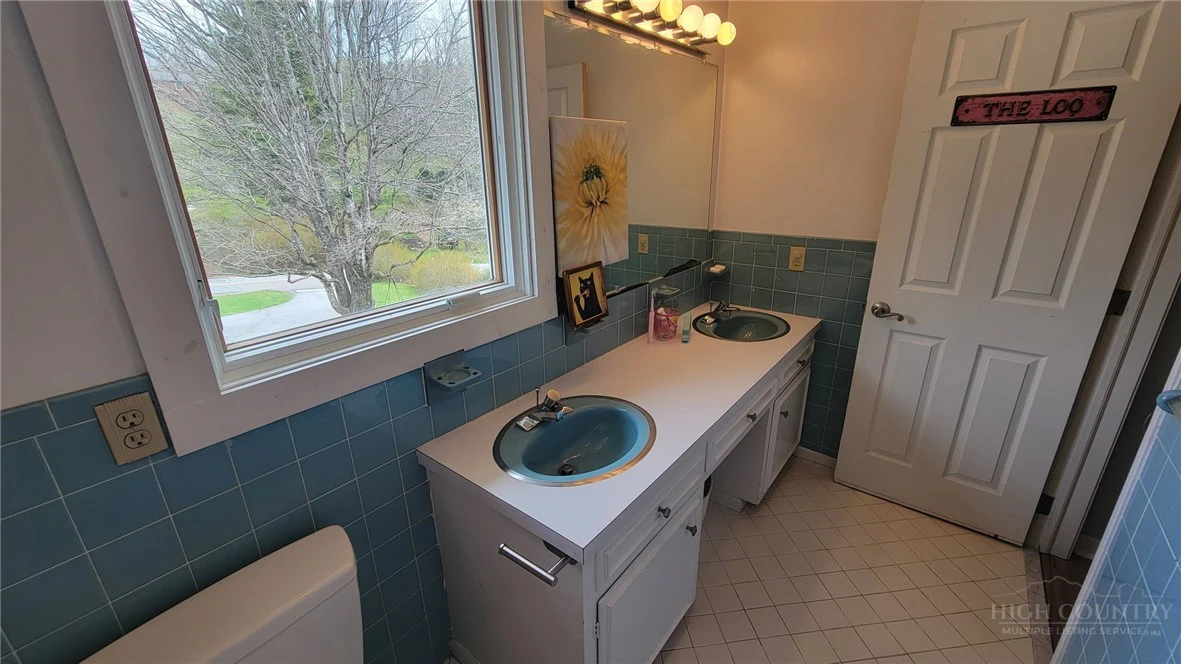 Image number 2 for the current listing