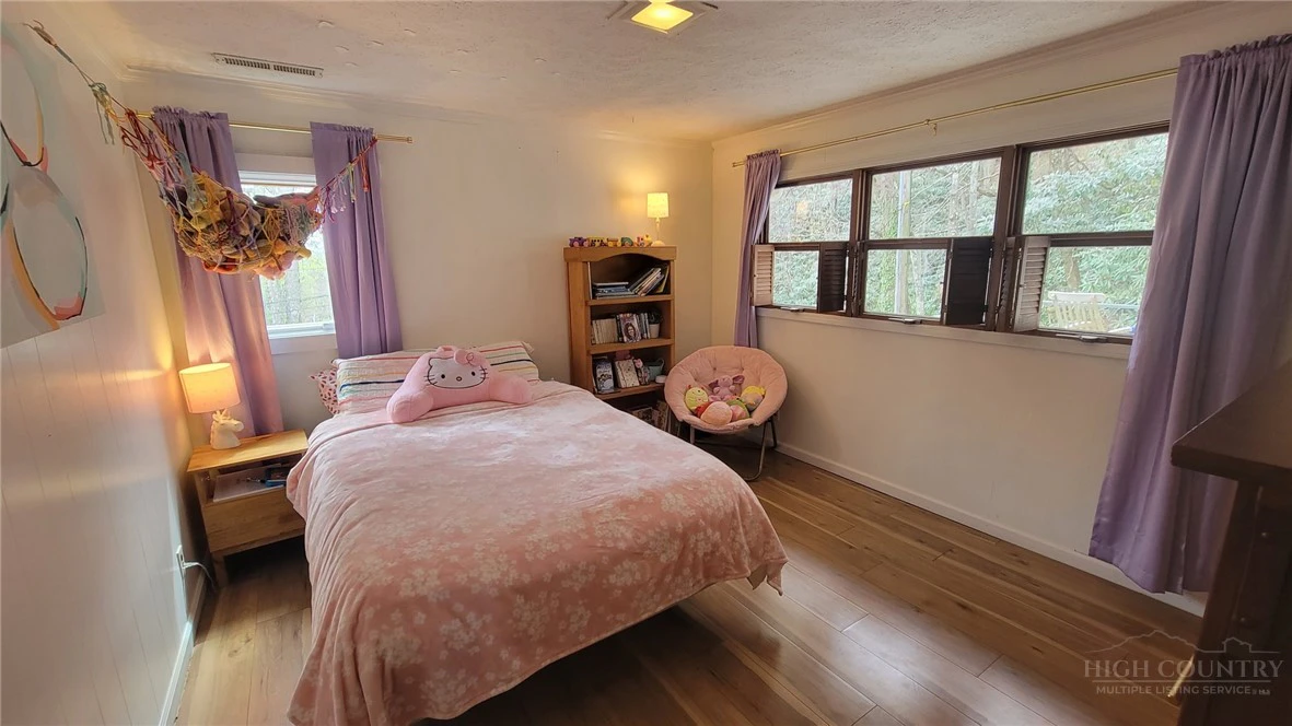 Image number 13 for the current listing