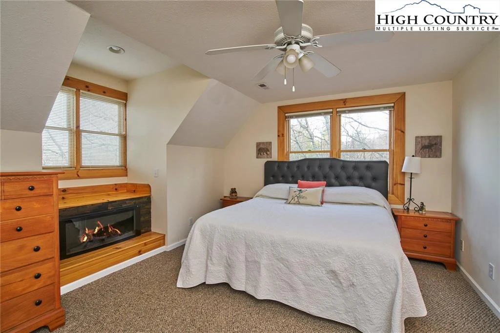 Image number 4 for the current listing