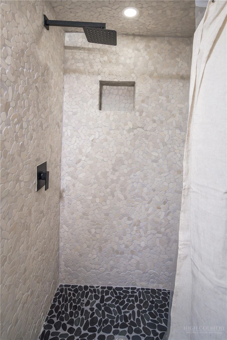 Image number 19 for the current listing
