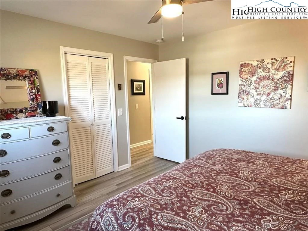 Image number 14 for the current listing