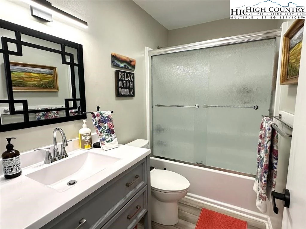 Image number 2 for the current listing