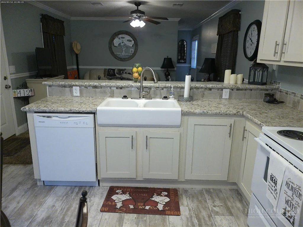 Image number 18 for the current listing