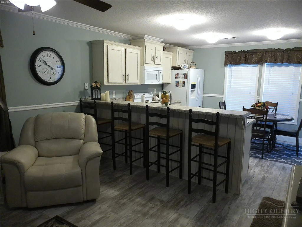 Image number 14 for the current listing