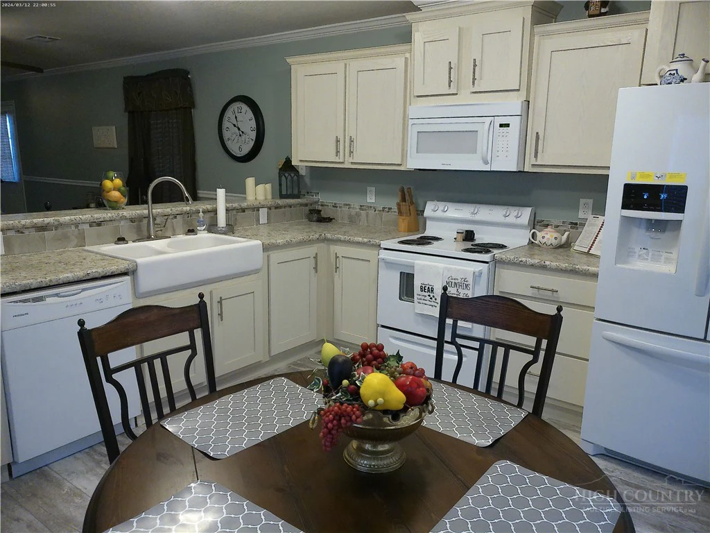 Image number 15 for the current listing