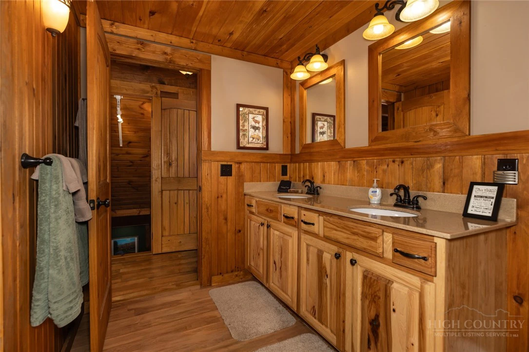 Image number 19 for the current listing