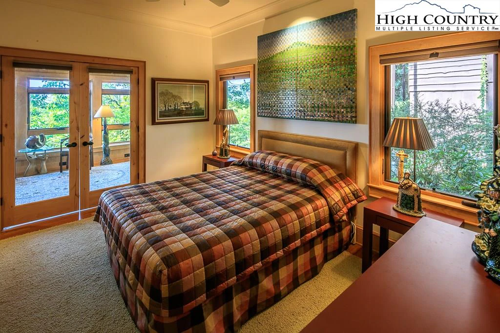 Image number 11 for the current listing
