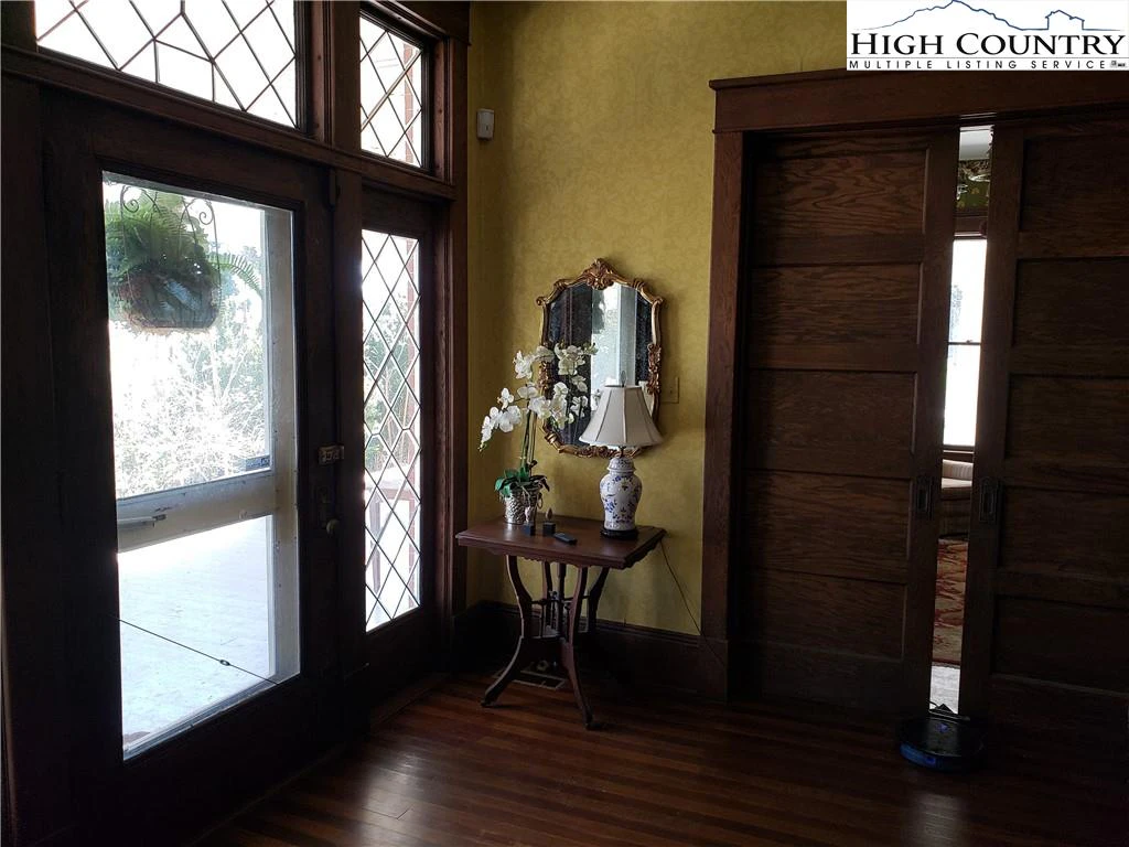 Image number 14 for the current listing