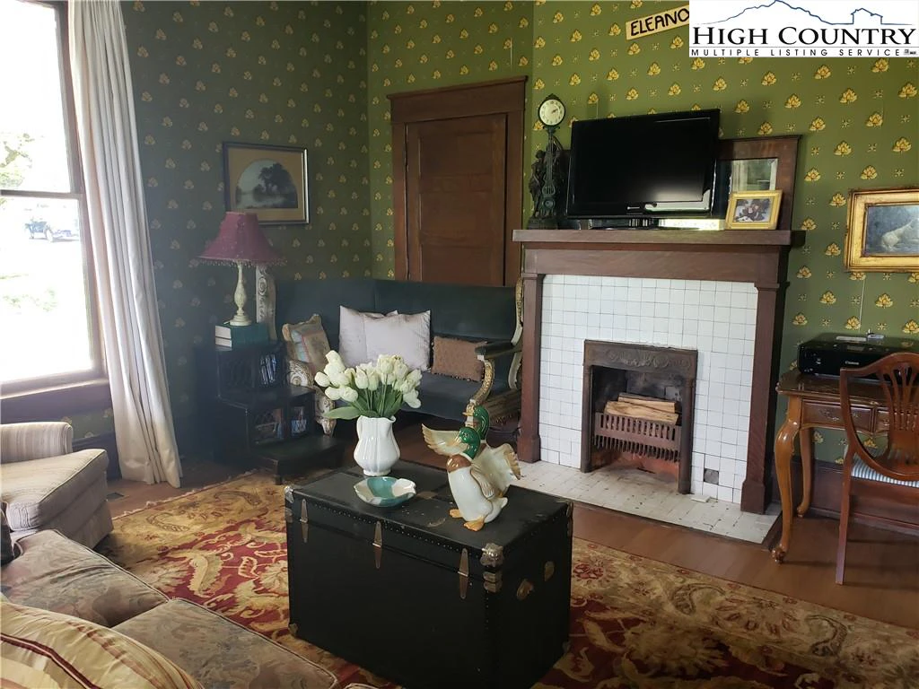 Image number 9 for the current listing
