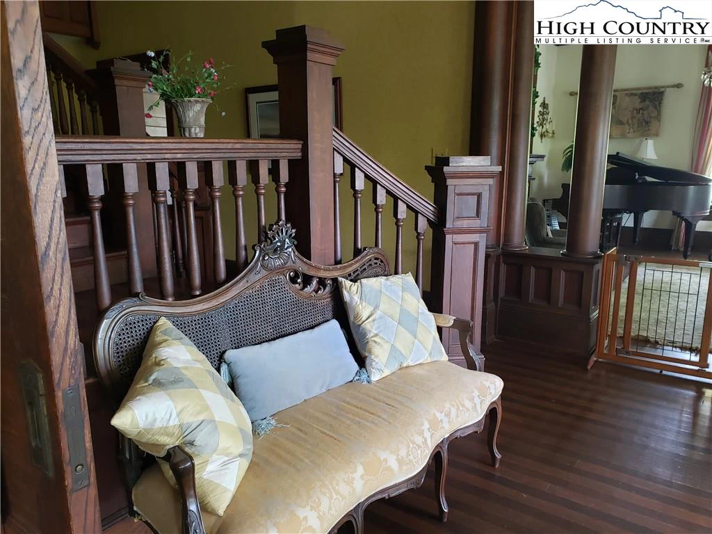Image number 10 for the current listing