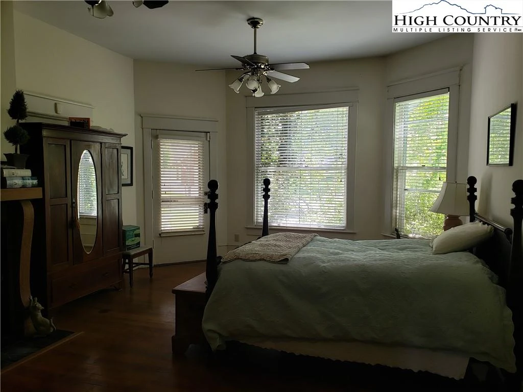 Image number 16 for the current listing