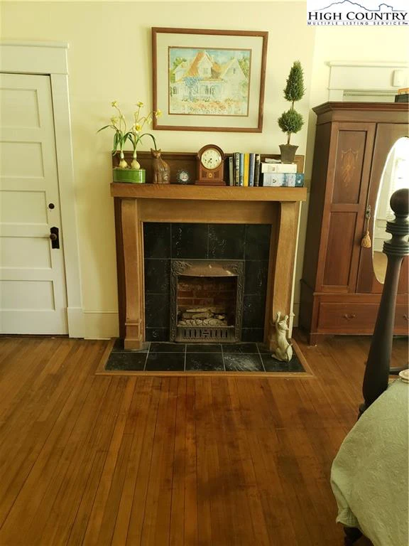 Image number 18 for the current listing