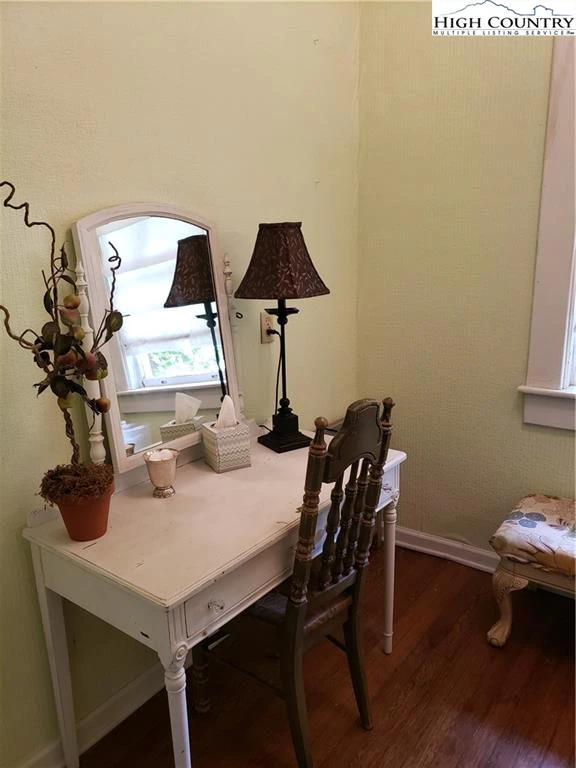 Image number 19 for the current listing
