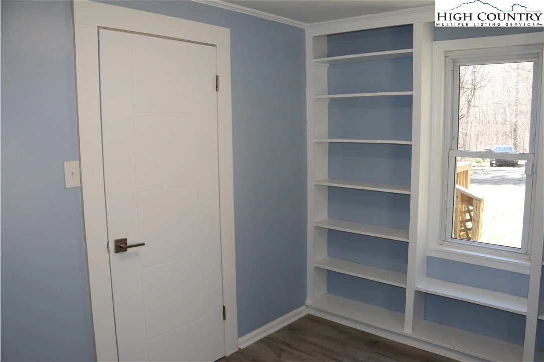 Image number 8 for the current listing