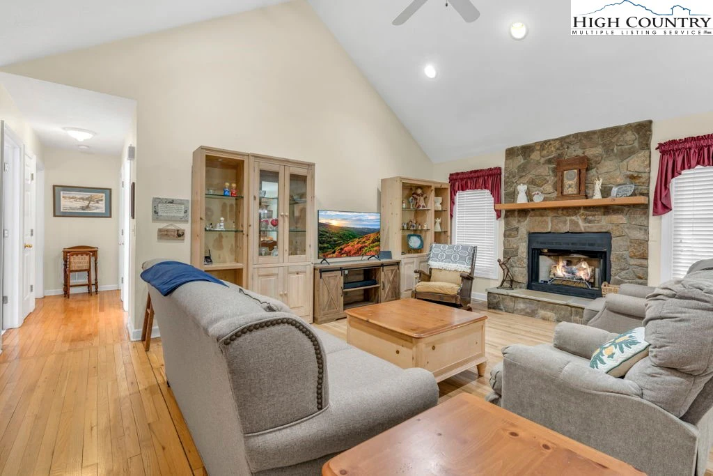 Image number 21 for the current listing