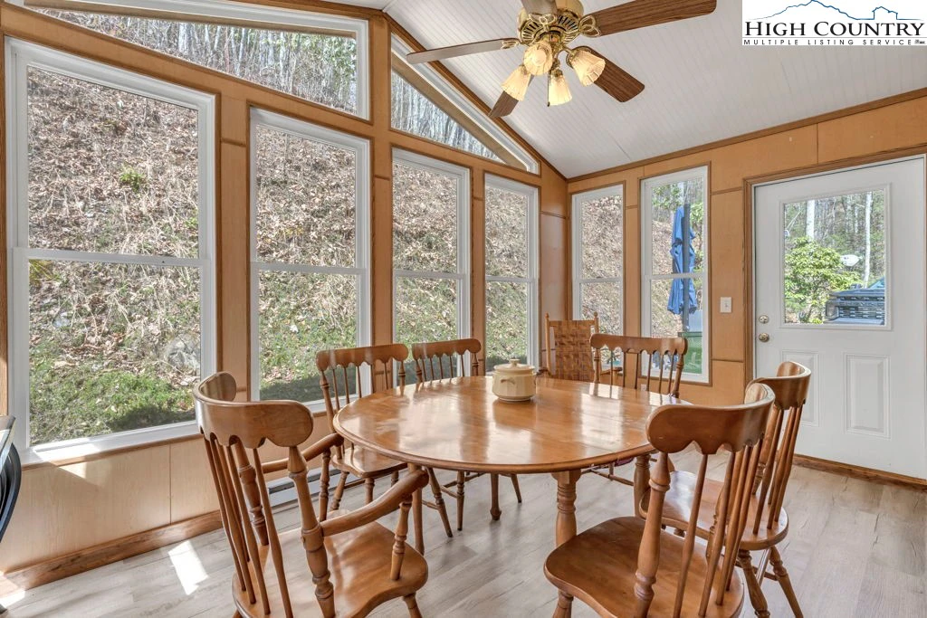 Image number 11 for the current listing