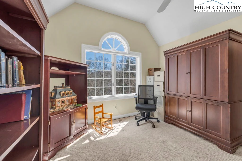 Image number 4 for the current listing