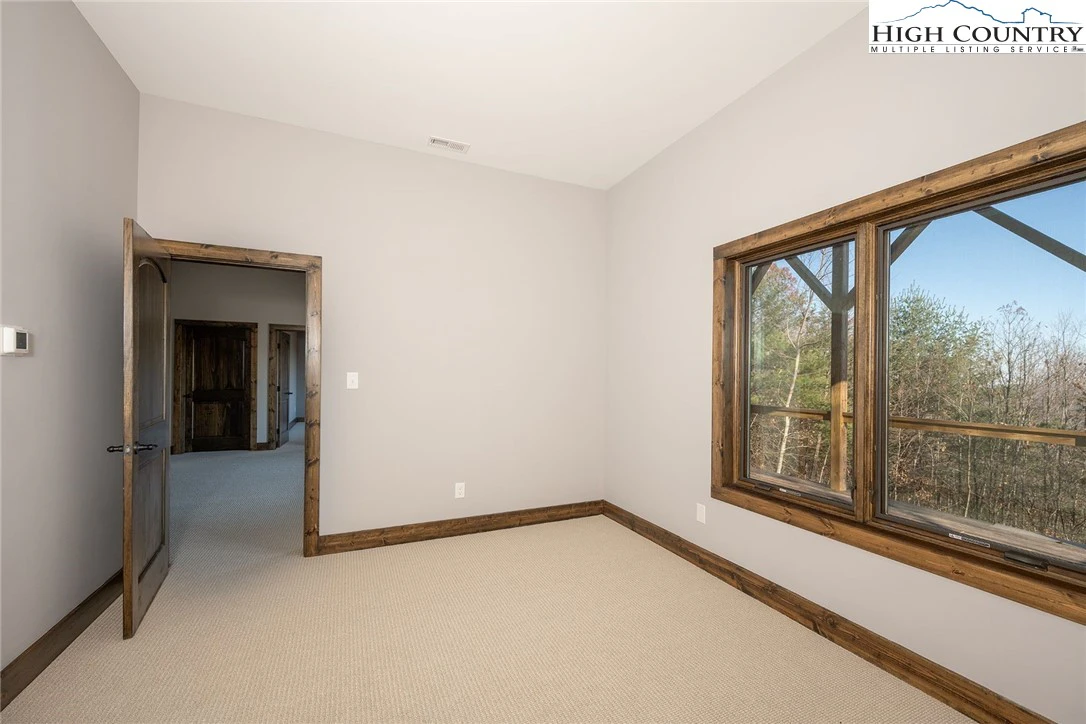 Image number 19 for the current listing