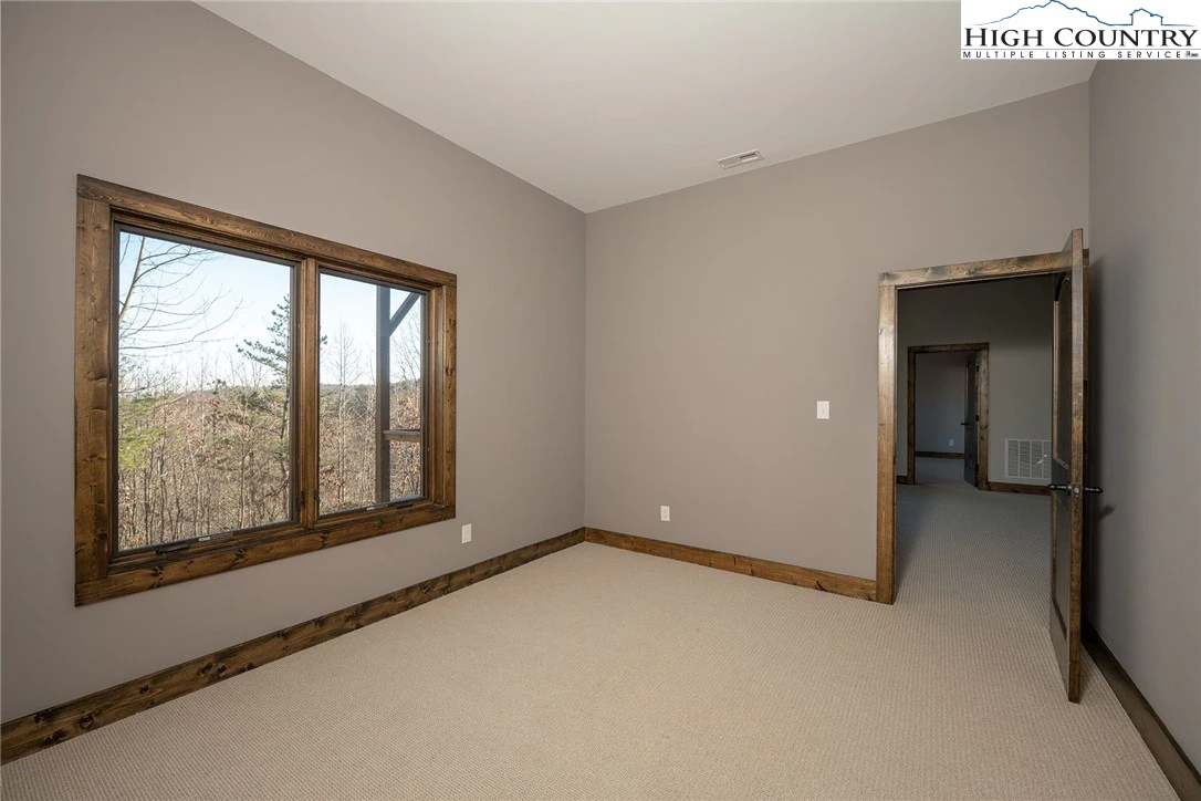 Image number 17 for the current listing