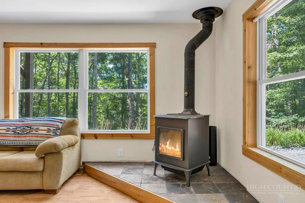 Image number 19 for the current listing