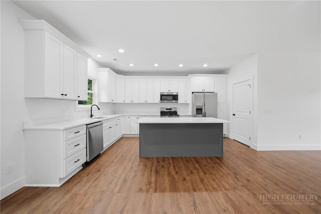 Image number 10 for the current listing