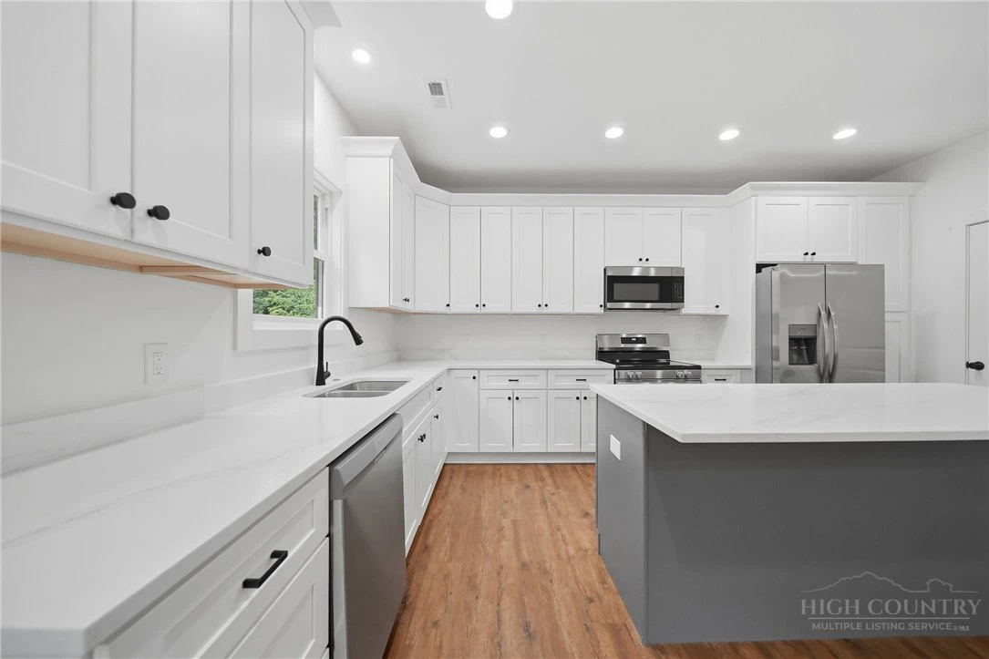 Image number 14 for the current listing