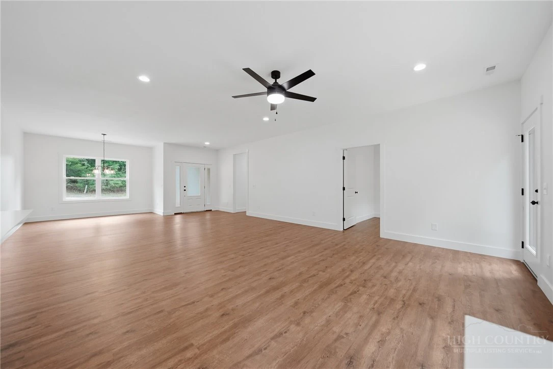Image number 15 for the current listing