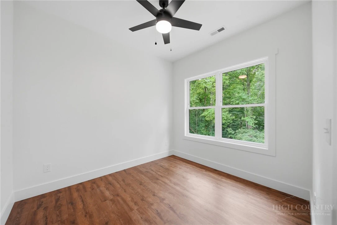 Image number 19 for the current listing