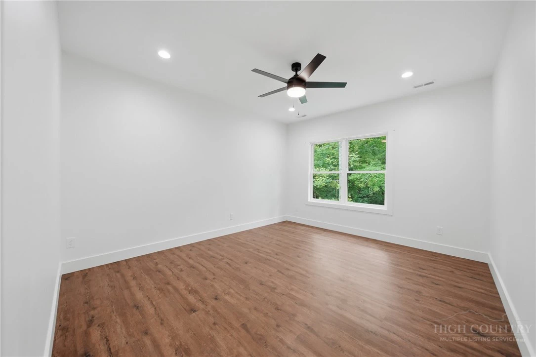 Image number 21 for the current listing