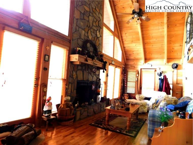Image number 19 for the current listing