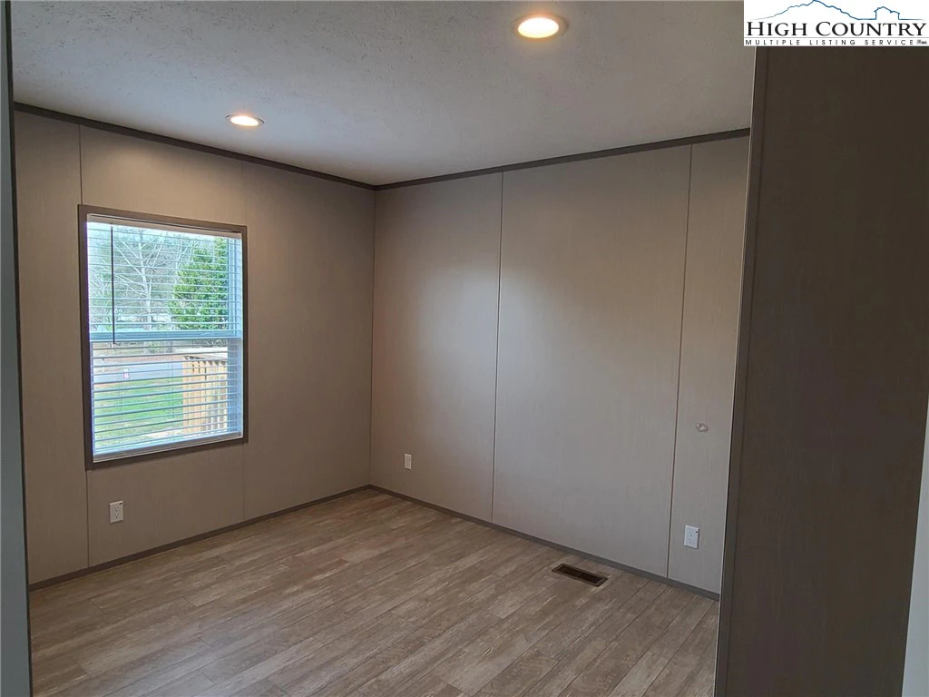 Image number 11 for the current listing