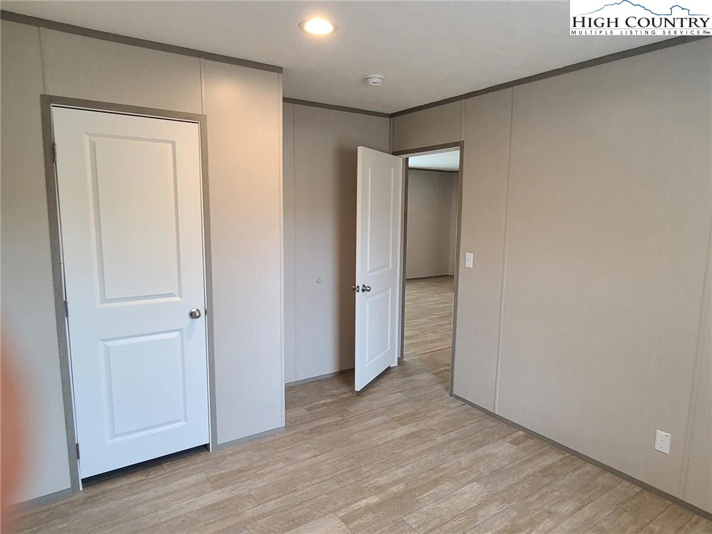 Image number 3 for the current listing