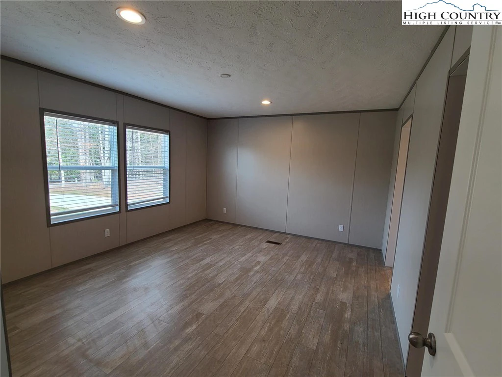 Image number 4 for the current listing
