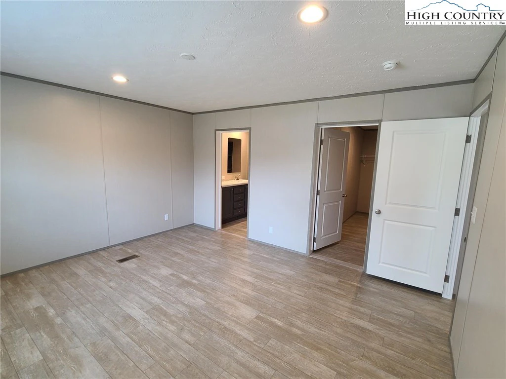 Image number 5 for the current listing