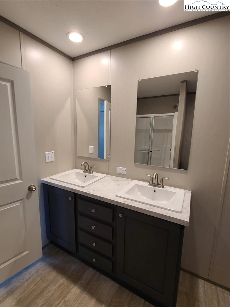 Image number 9 for the current listing