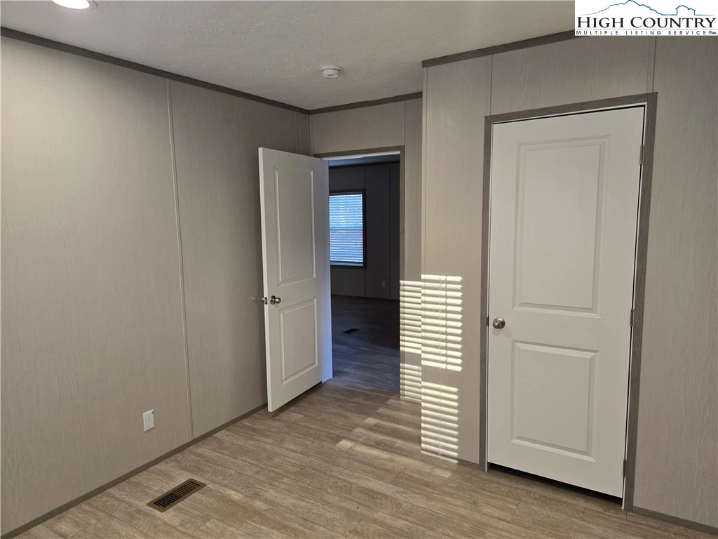 Image number 13 for the current listing