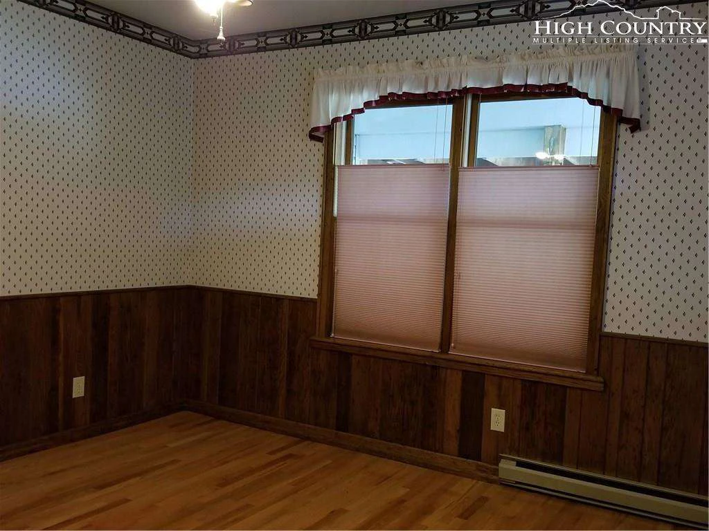 Image number 17 for the current listing