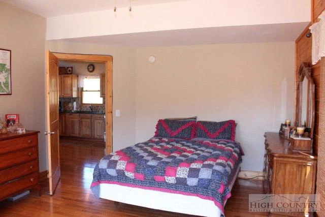 Image number 4 for the current listing
