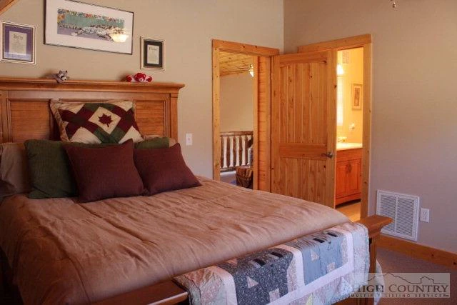 Image number 19 for the current listing