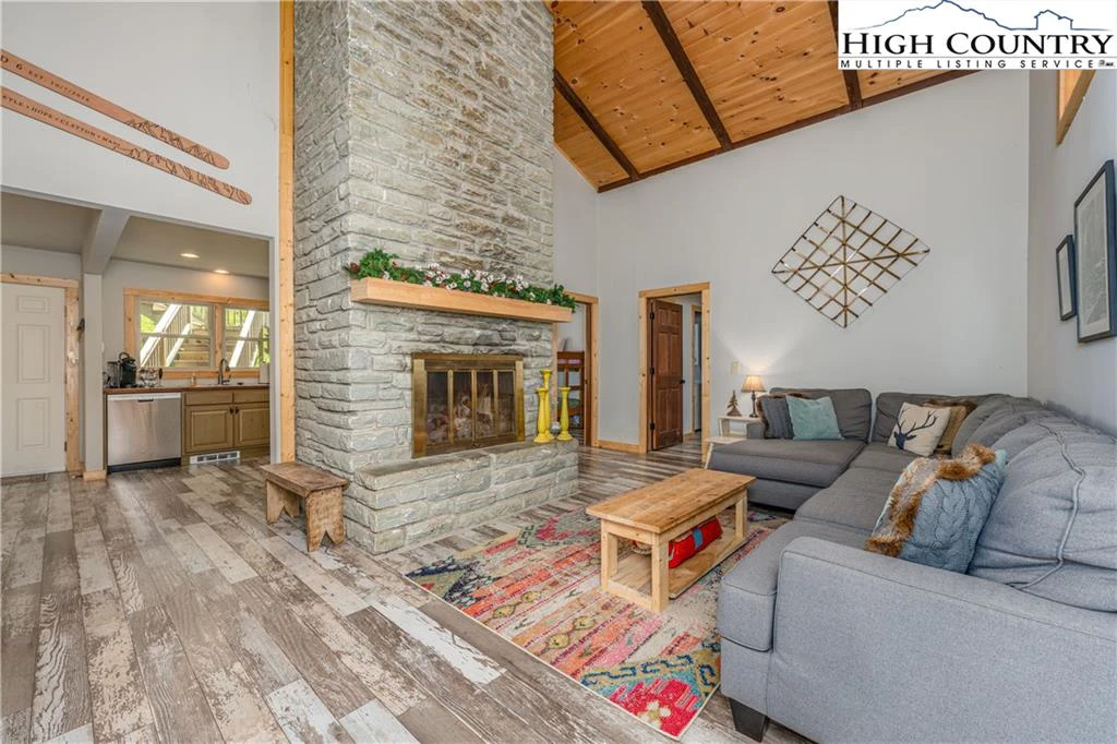 Image number 1 for the current listing