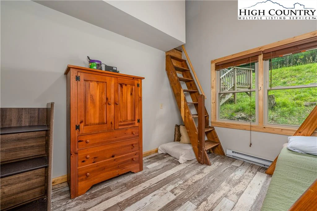 Image number 17 for the current listing