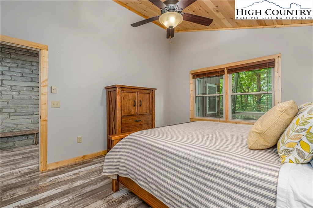 Image number 14 for the current listing