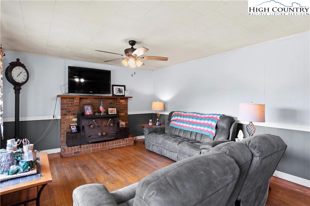 Image number 21 for the current listing