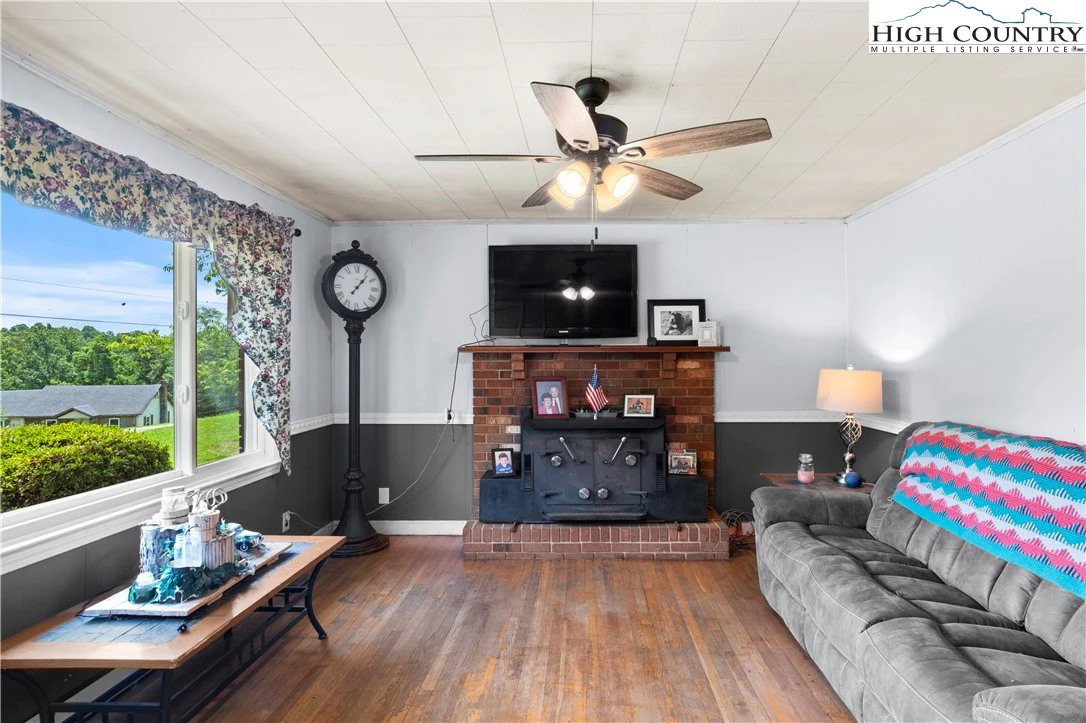 Image number 4 for the current listing
