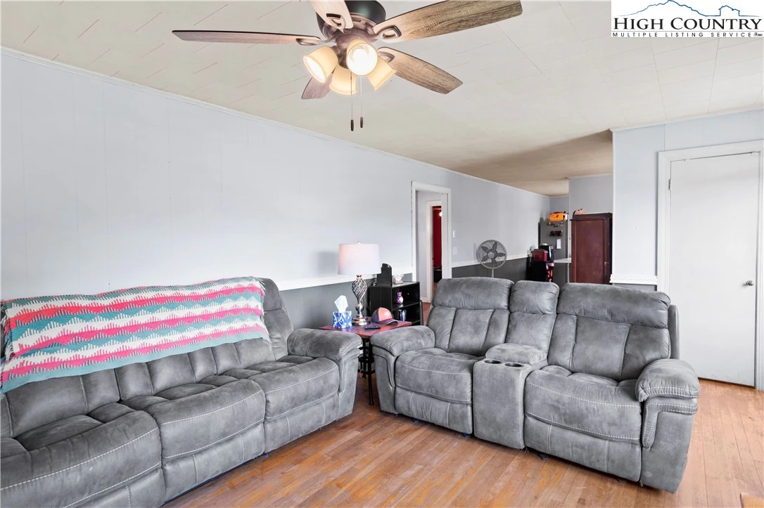 Image number 9 for the current listing