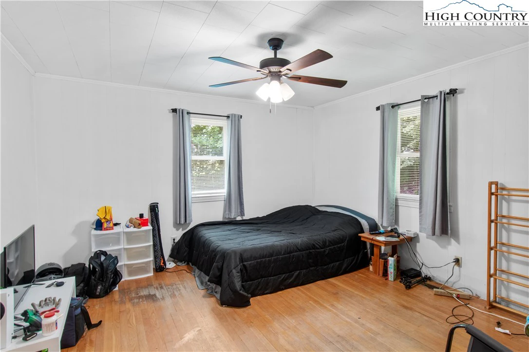 Image number 15 for the current listing