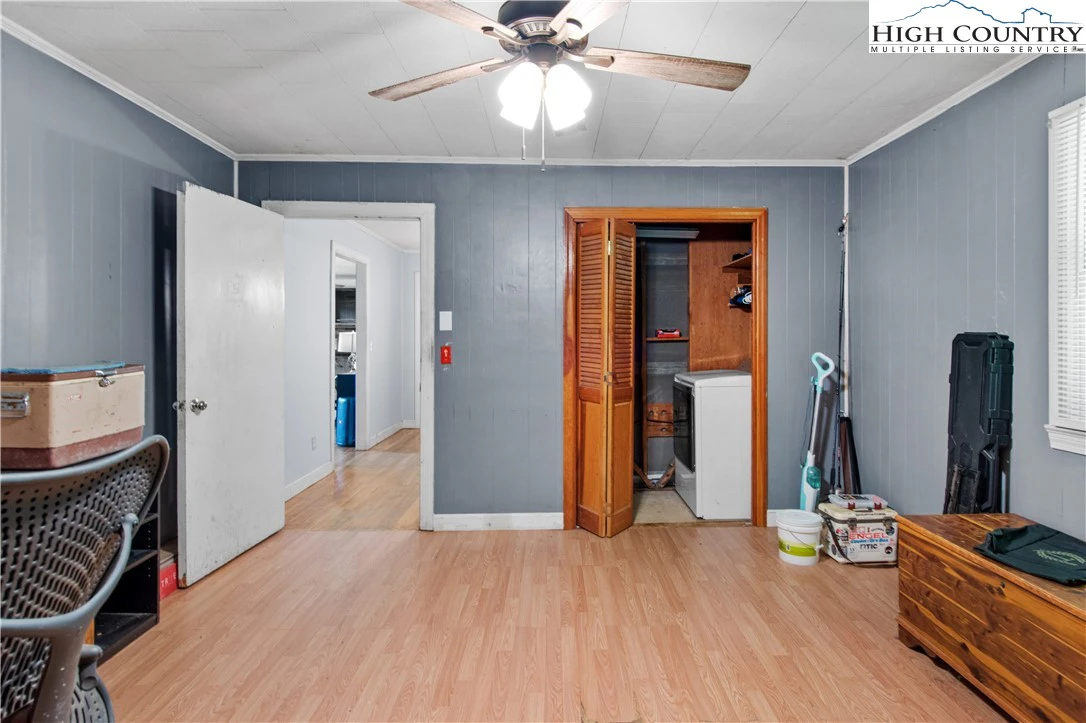 Image number 17 for the current listing