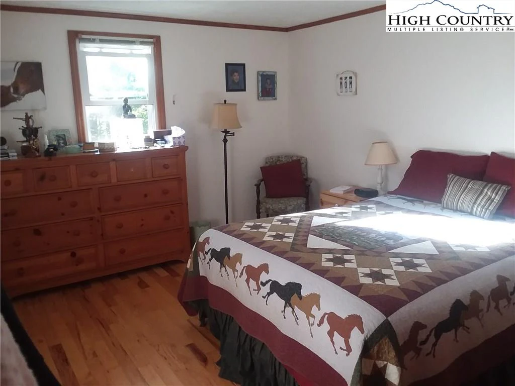 Image number 14 for the current listing