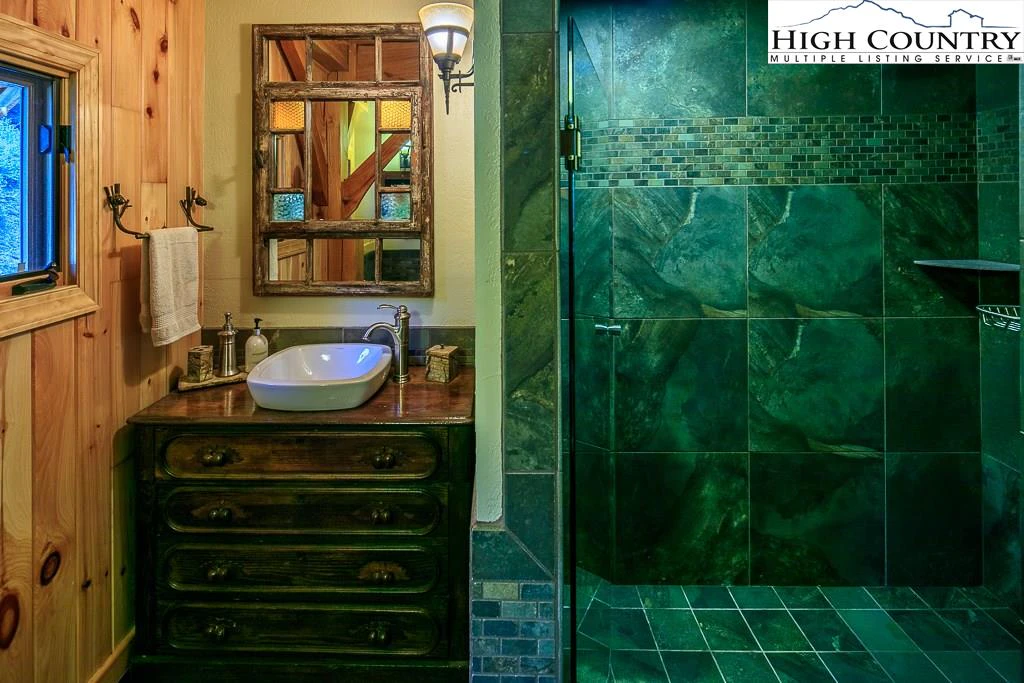 Image number 3 for the current listing