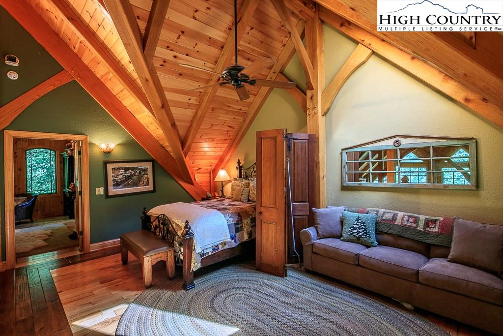 Image number 5 for the current listing